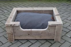 Houten Hondenmand Floki Van Gebruikt Steigerhout Inclusief Antraciet Kussen 80x60x30 Cm