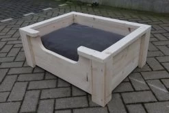 Houten Hondenmand Floki Van Nieuw Steigerhout Inclusief Antraciet Kussen 80x60x30 Cm
