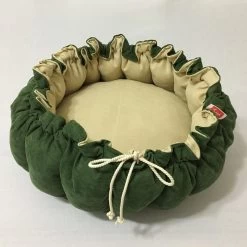 KORA Hondenmand – Kitten Bed – Niet Allergisch- Honden Mand – HAND MADE – Omkeerbare- Kleine Hondjes – 100 Cm – Fluffy – Kattenmand – Super Zacht – Hondenkussen – Mand – Hond – Kat – Antislip – Honden Bed – Kussen Groen & Creme Kleur