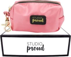 Studio Proud – Poepzakjes Dispenser Voor Honden – Houder Voor Hondenpoepzakjes – Satijn Roze – Goudkleurige Accenten – Bijpassende Riem Mogelijk